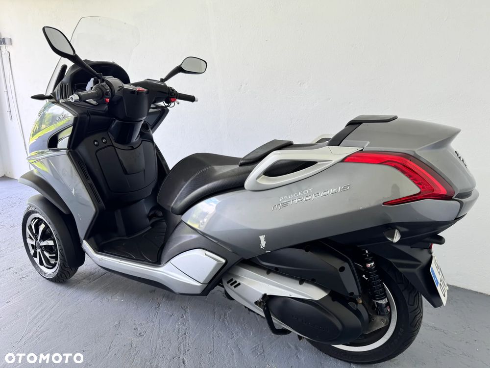 Peugeot Metropolis - 8