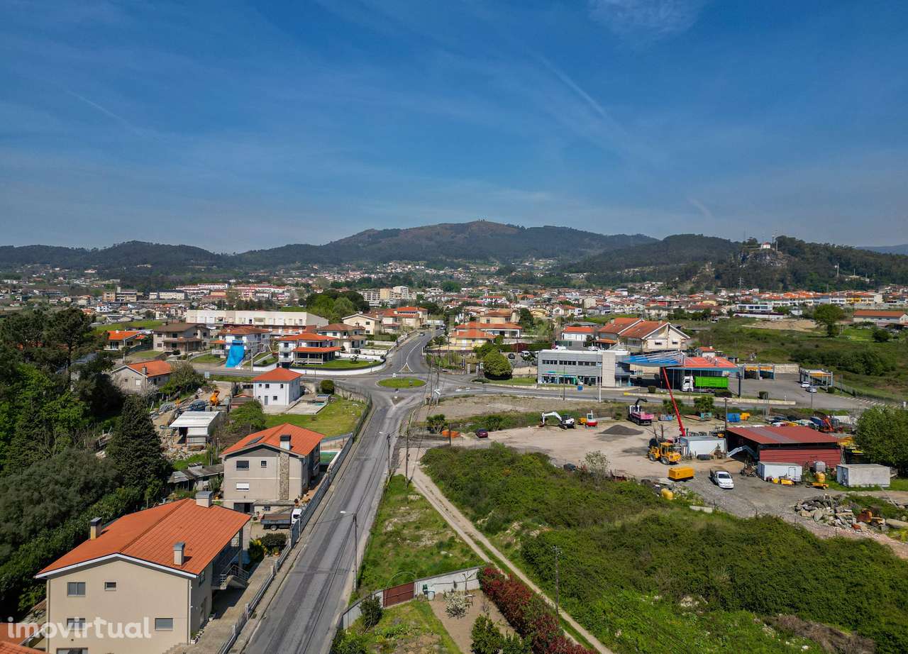 Moradia T3 + T2 em Amares com Jardim e Garagem - Grande imagem: 2/48