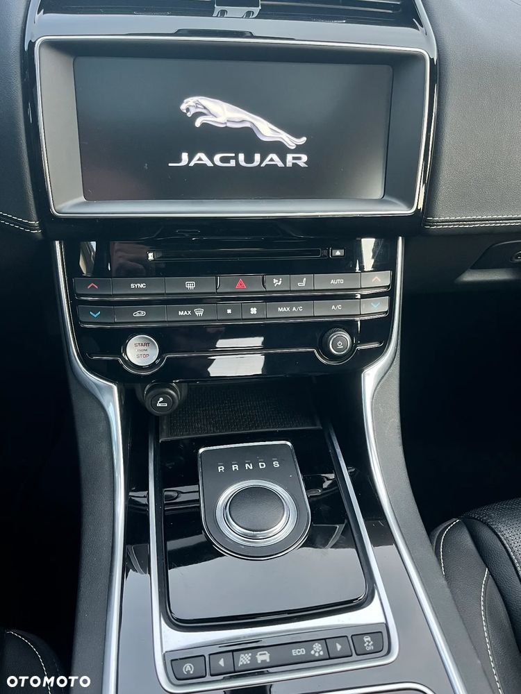 Jaguar XE 2.0 D AWD R-Sport - 28