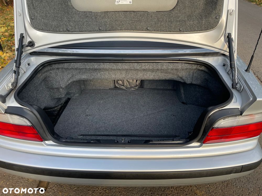 BMW Seria 3 318i Cabriolet - 12