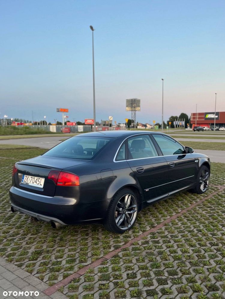 Audi A4 Limousine - 4