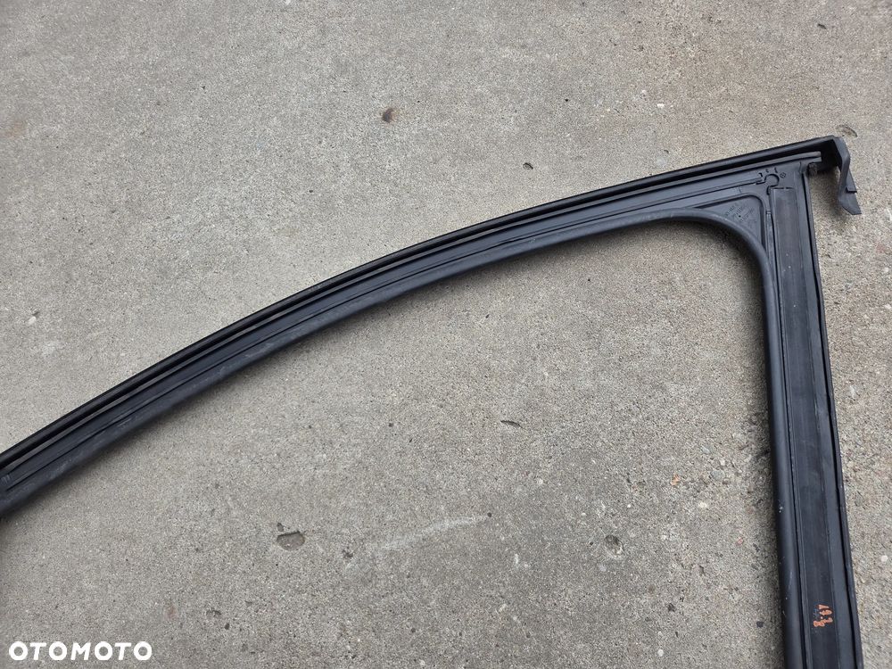 Uszczelka drzwi prawych przednich Citroen C3 III  9813201880 - 9