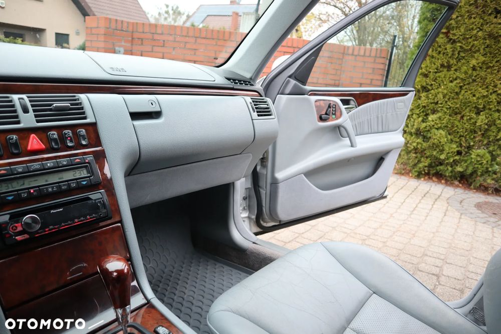 Mercedes-Benz Klasa E 320 Elegance - 19