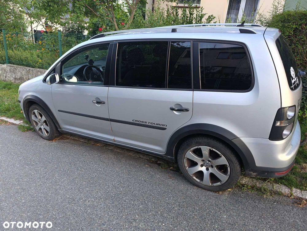 Volkswagen Touran - 1