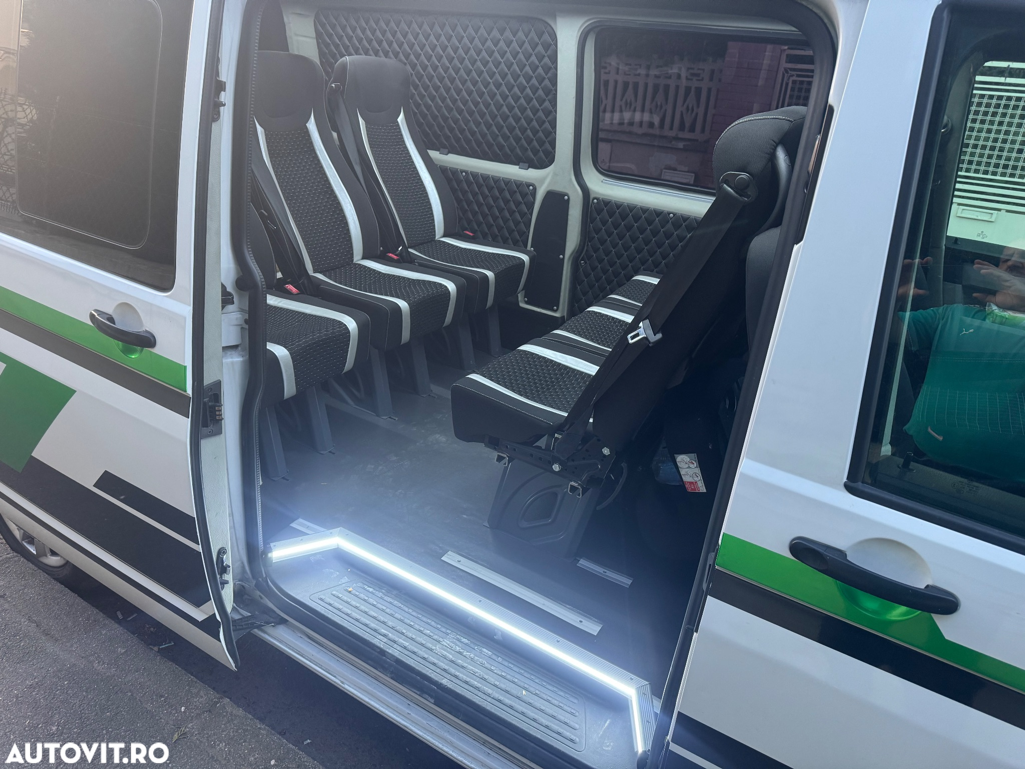 Volkswagen Caravelle - 7