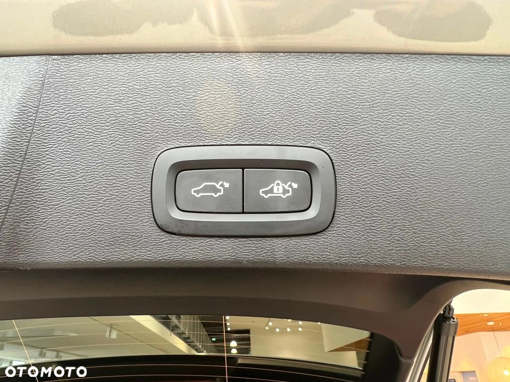 Volvo XC 40 B4 AWD Plus Dark - 32