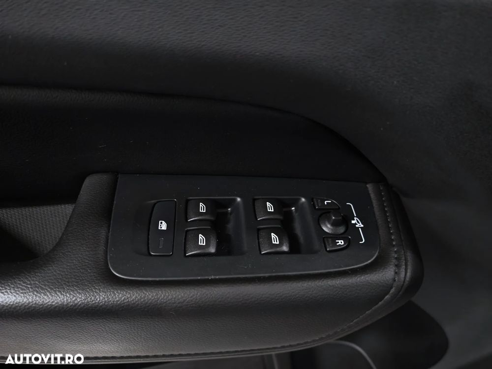 Volvo XC 60 B4 MHEV Momentum Pro - 26