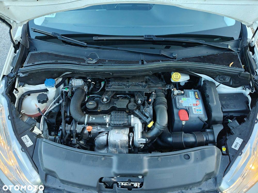 Peugeot 208 - 8