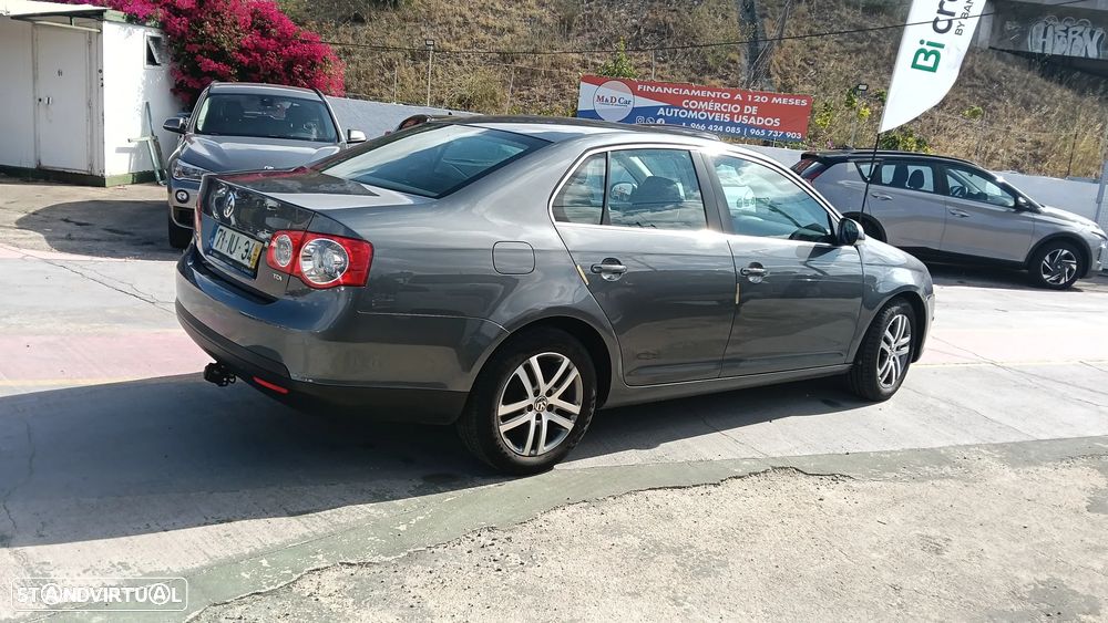 VW Jetta 1.6 TDi Confortline - 6