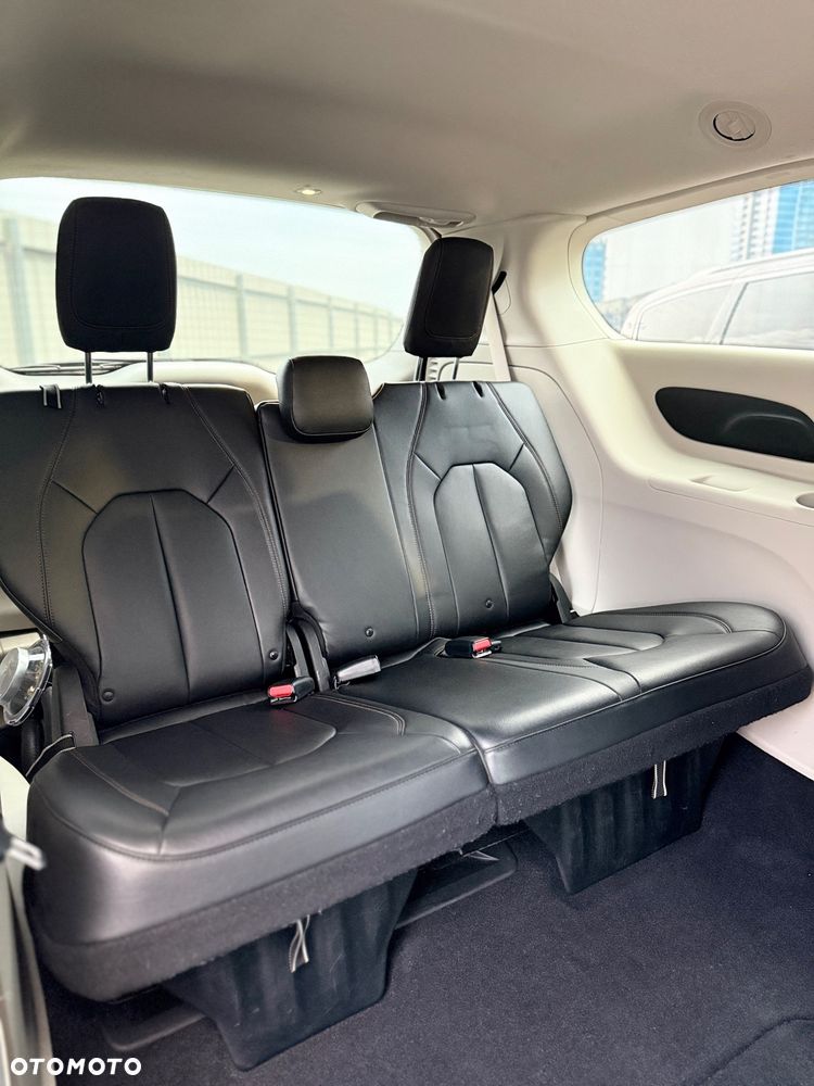 Chrysler Pacifica - 12