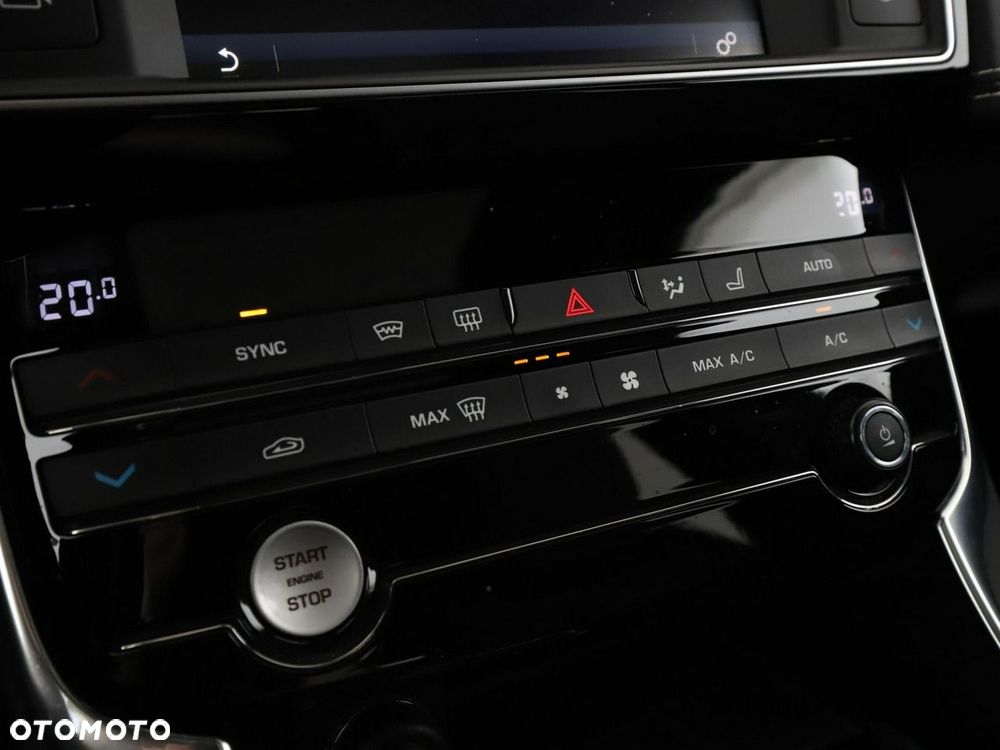 Jaguar XE 20d R-Sport - 28