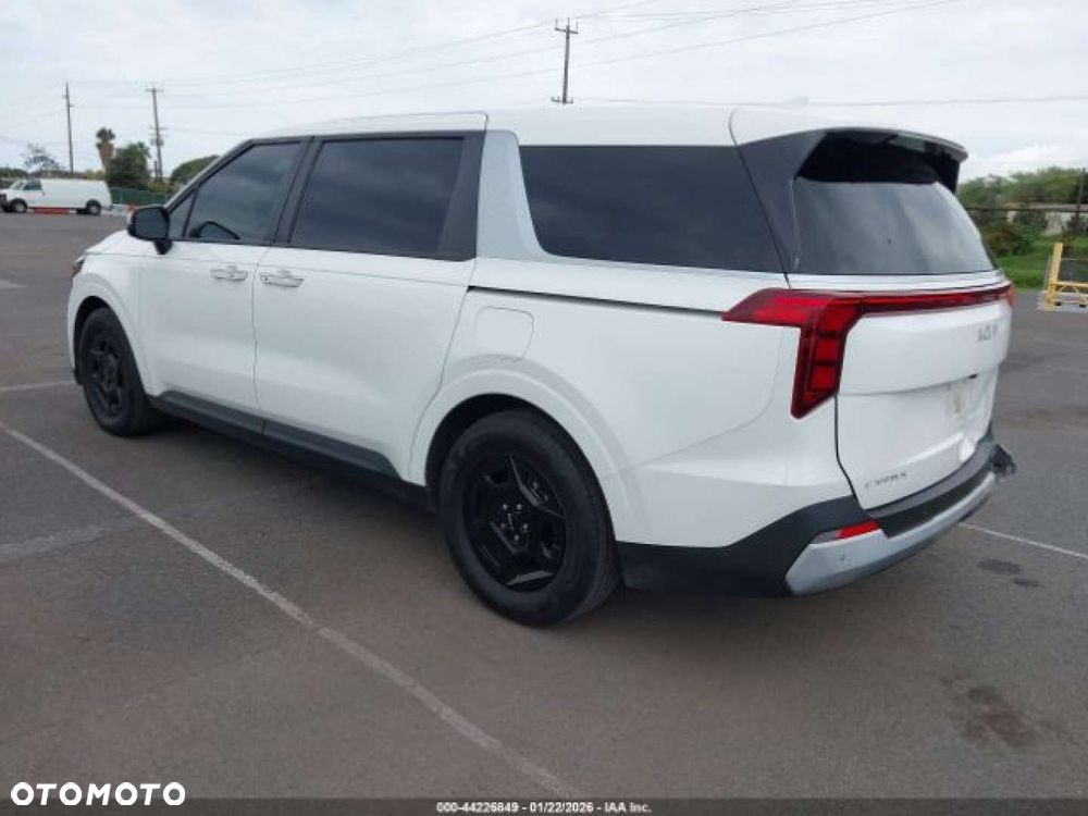 Kia Carnival - 4