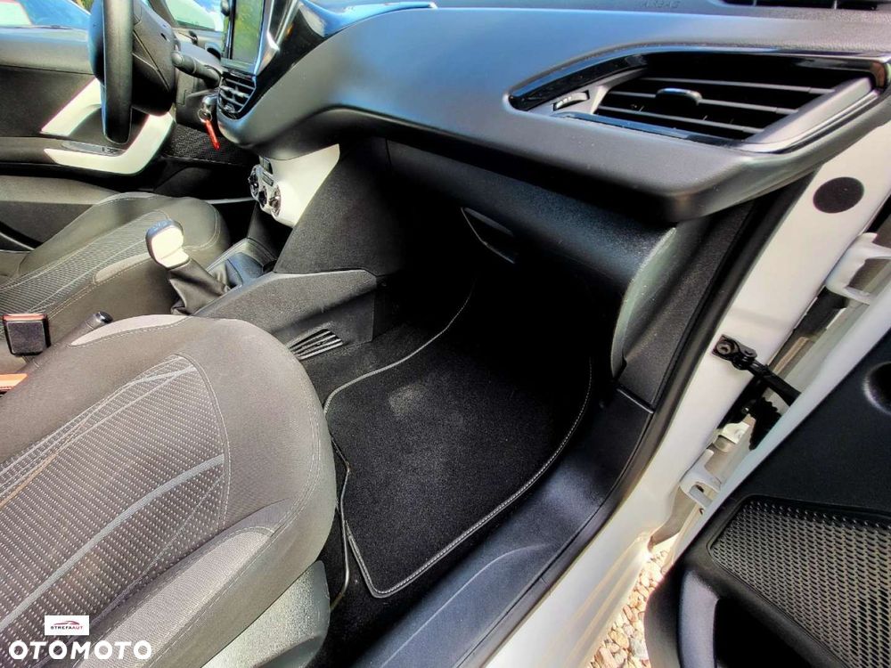 Peugeot 208 - 22