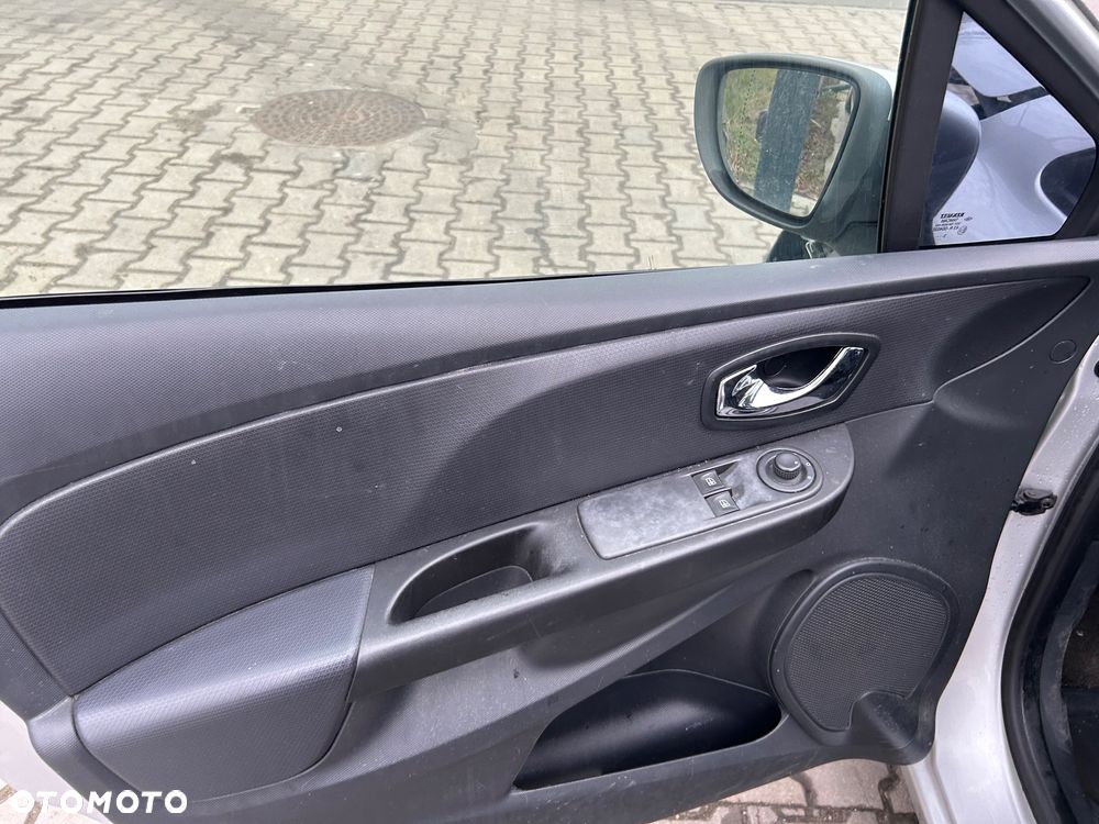 Renault Clio - 32