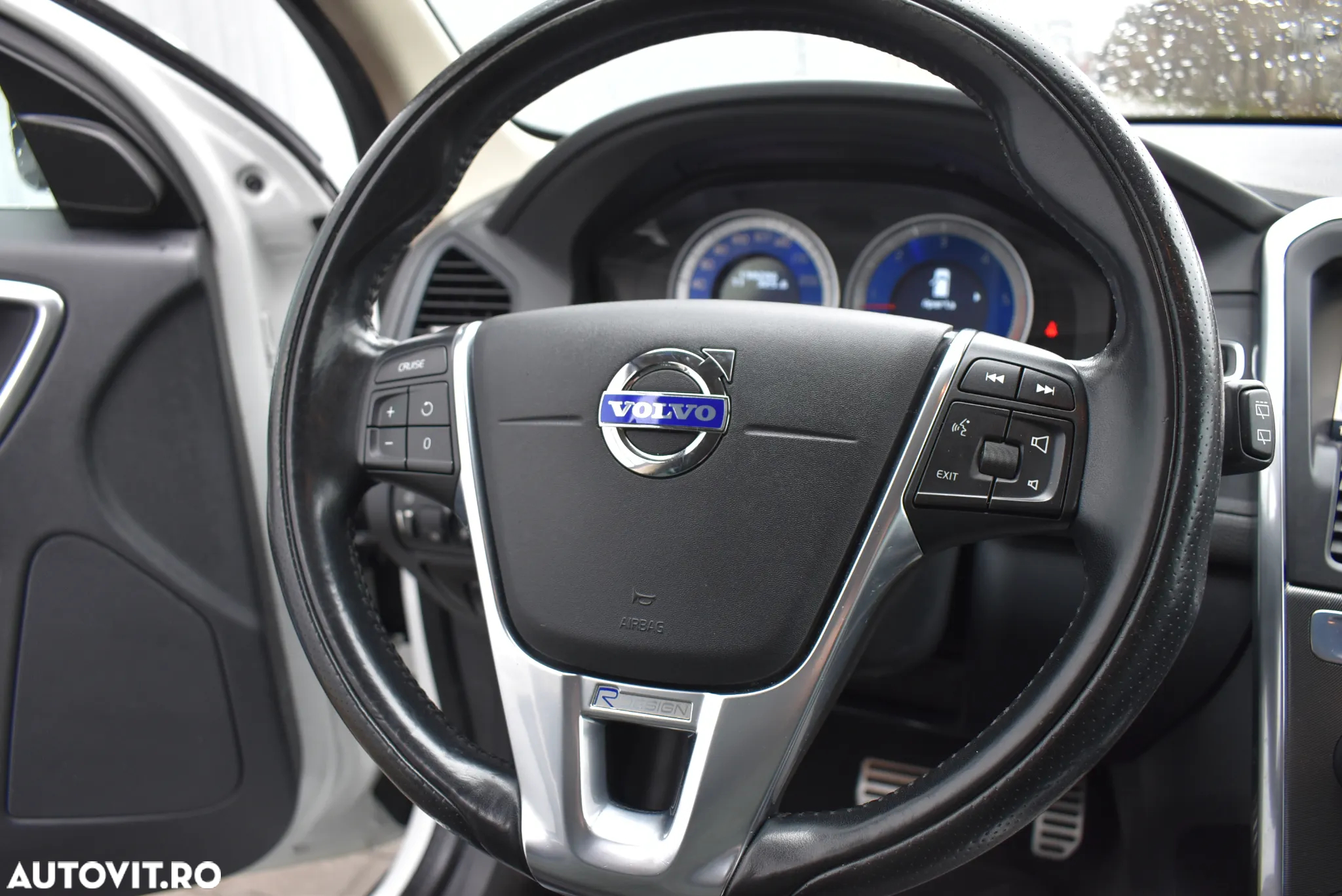 Volvo XC 60 2.4D AWD Aut. RDesign - 9