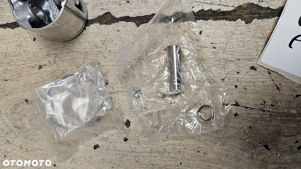 Tłok pierścień sworzeń Derbi Senda  06084350 - 8