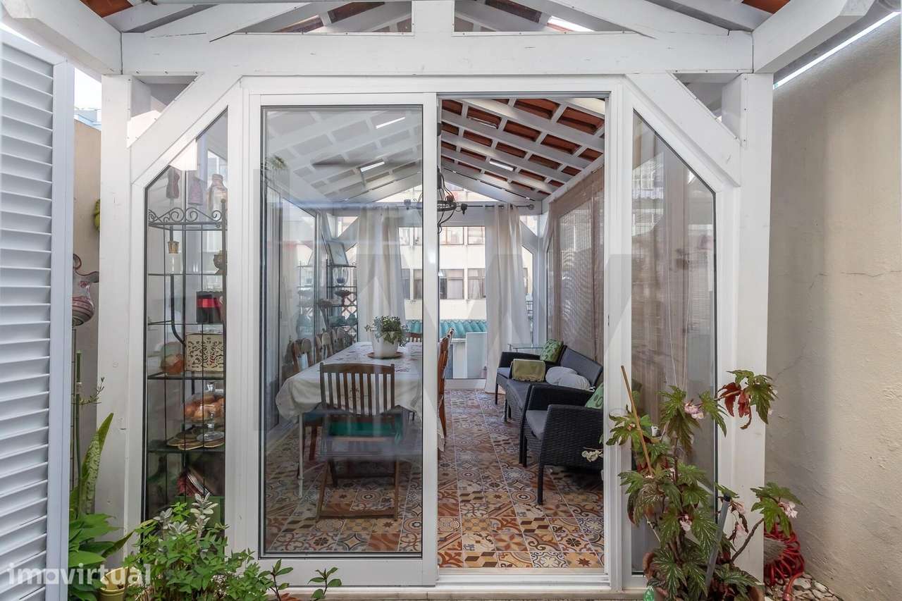 Moradia com 3 pisos, espaço exterior e grande potencial no centro da c - Grande imagem: 2/49