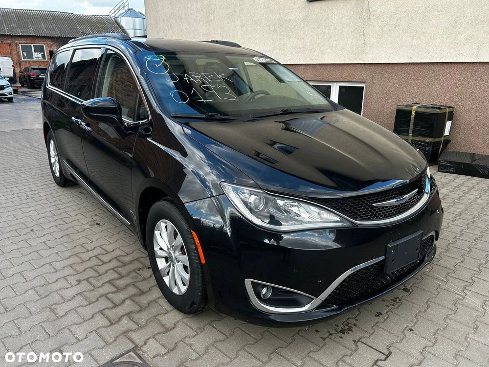 Chrysler Pacifica - 1