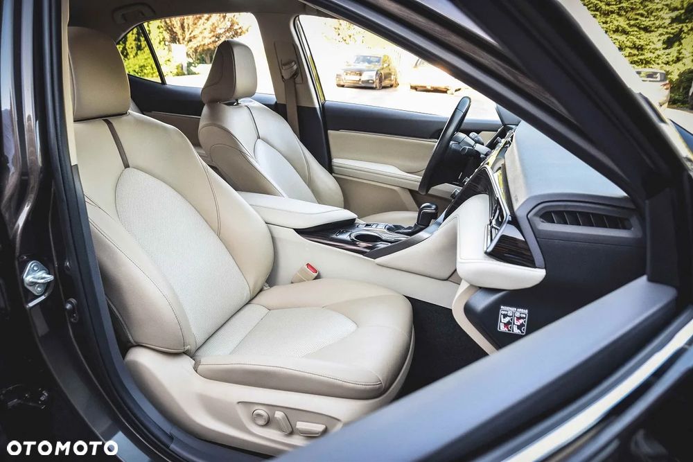 Toyota Camry 2.5 Hybrid Executive CVT - 29
