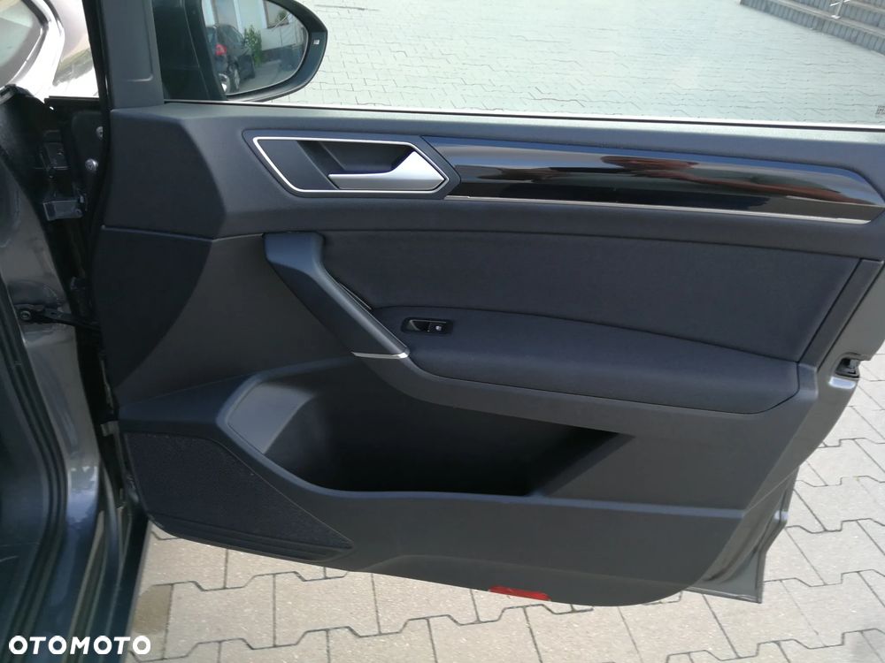 Volkswagen Touran - 10