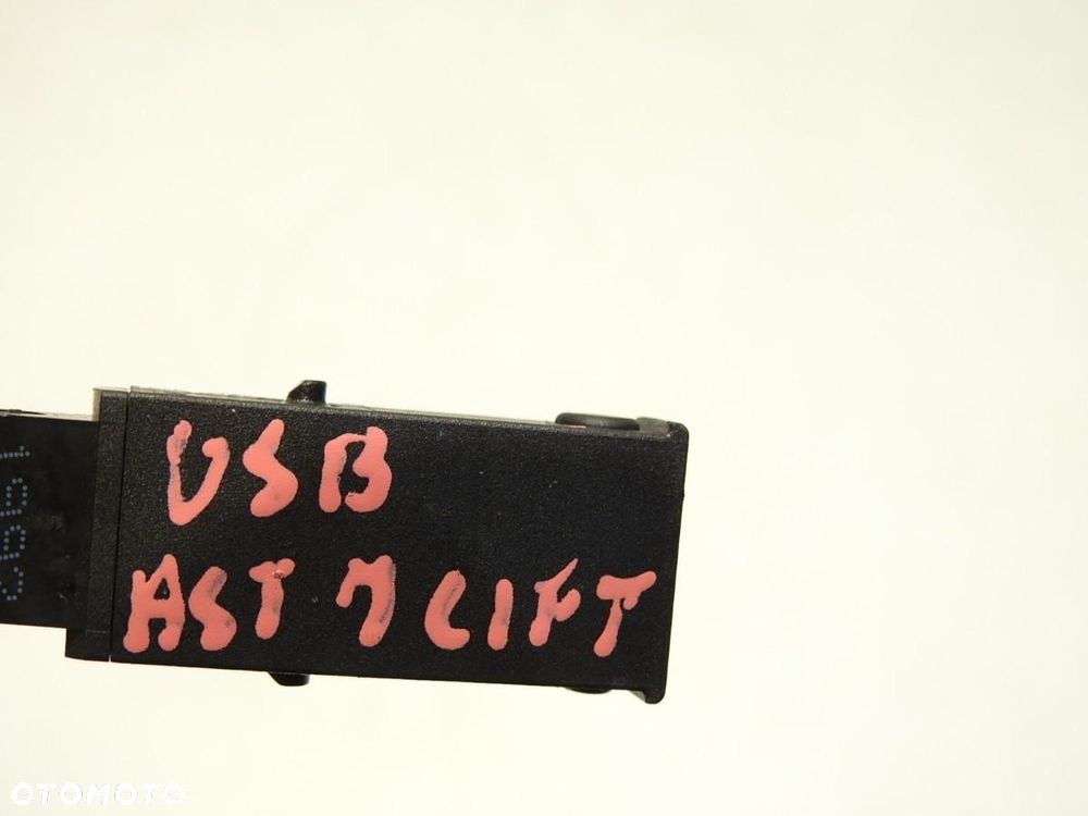 GNIAZDO USB OPEL ASTRA J 13348688 - 2