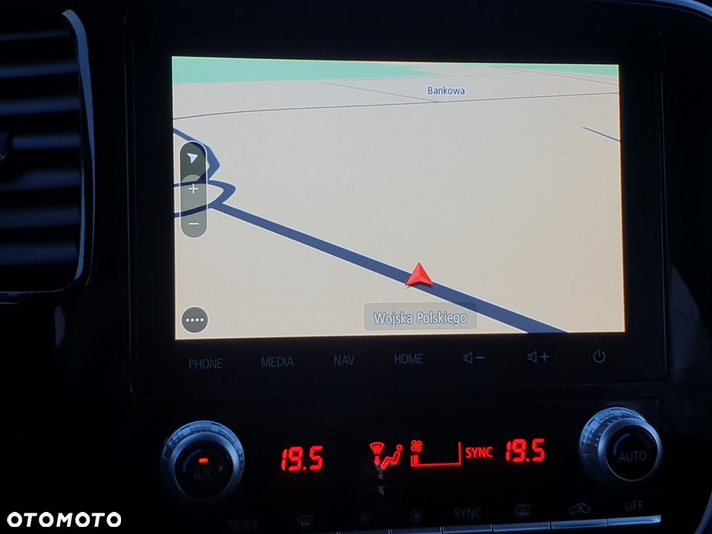 Mitsubishi Outlander 2.0 Instyle Navi 4WD CVT - 24