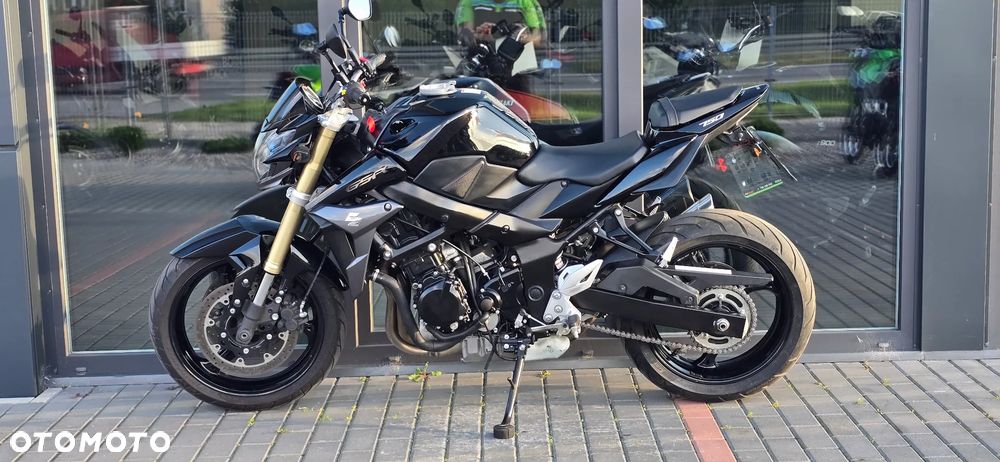 Suzuki GSR - 25