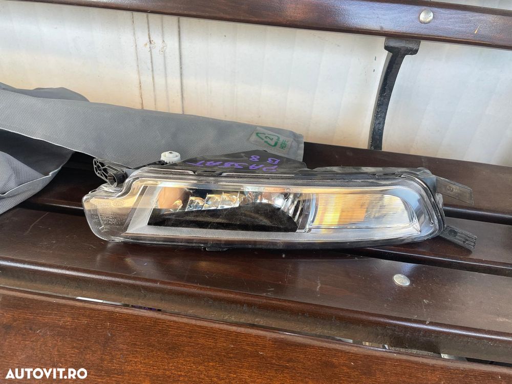 Proiector ceata stanga Volkswagen Passat dupa 2015 - 2