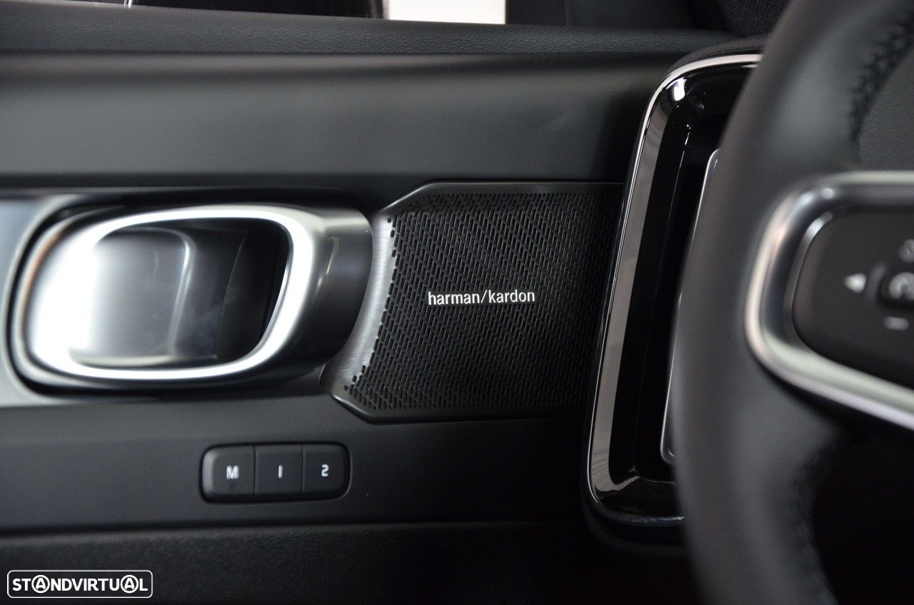 Volvo XC 40 2.0 B3 Black Edition - 12