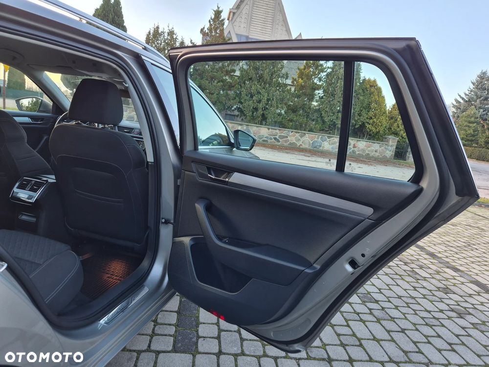 Skoda Superb 2.0 TDI Premium Edition - 34