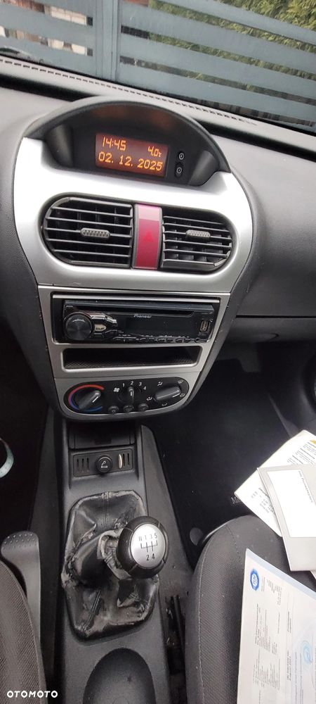 Opel Corsa 1.2 16V - 12