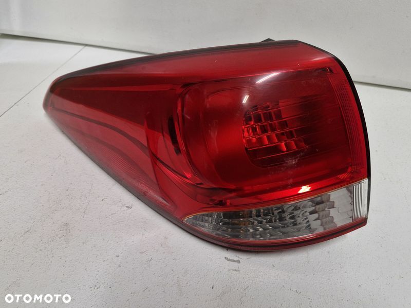 KIA CARENS 4 IV LAMPA LEWY TYŁ W BŁOTNIK LEWA TYLNA ŻARÓWKA - 1