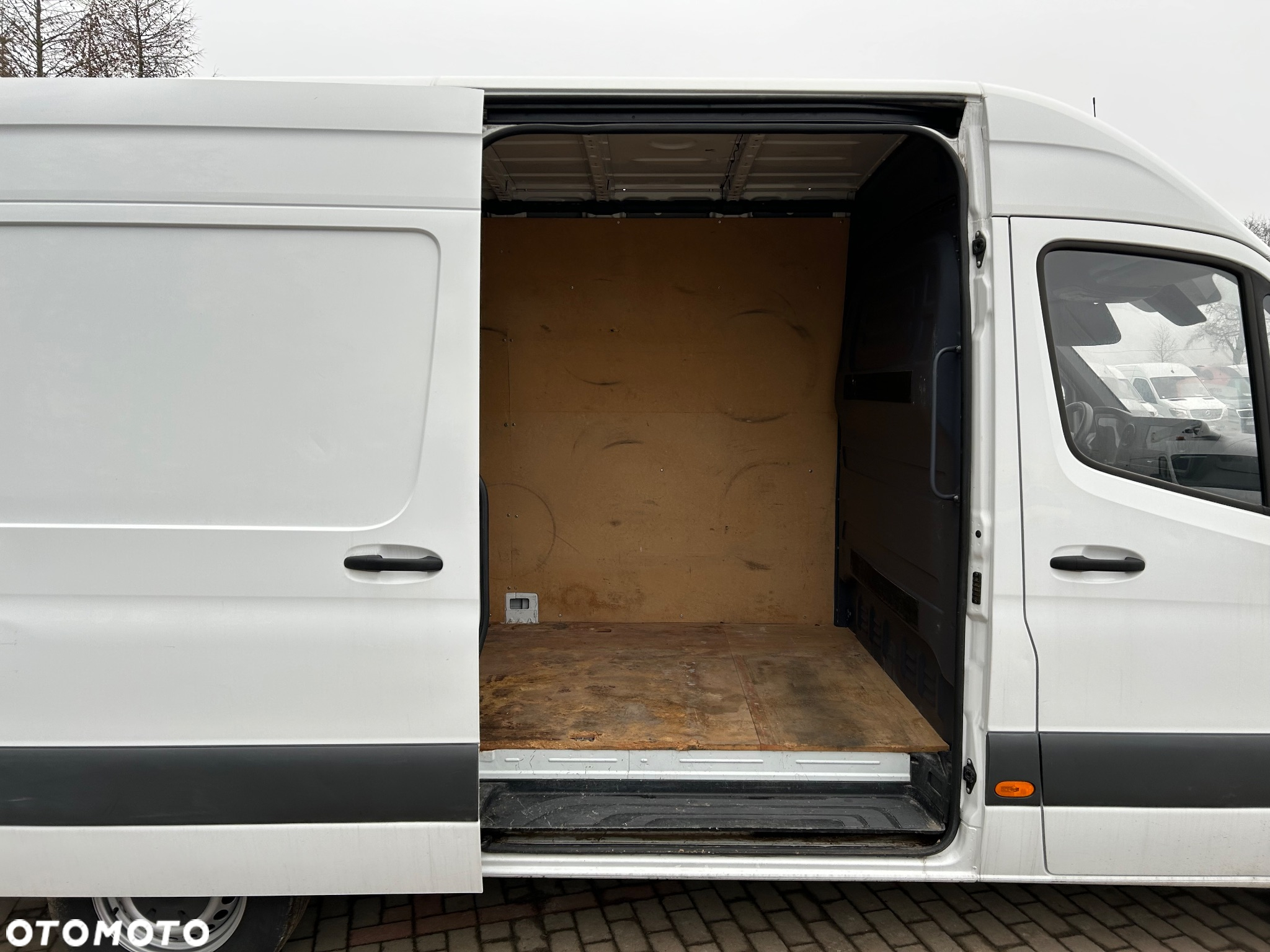 Mercedes-Benz Sprinter L2H2 - 12
