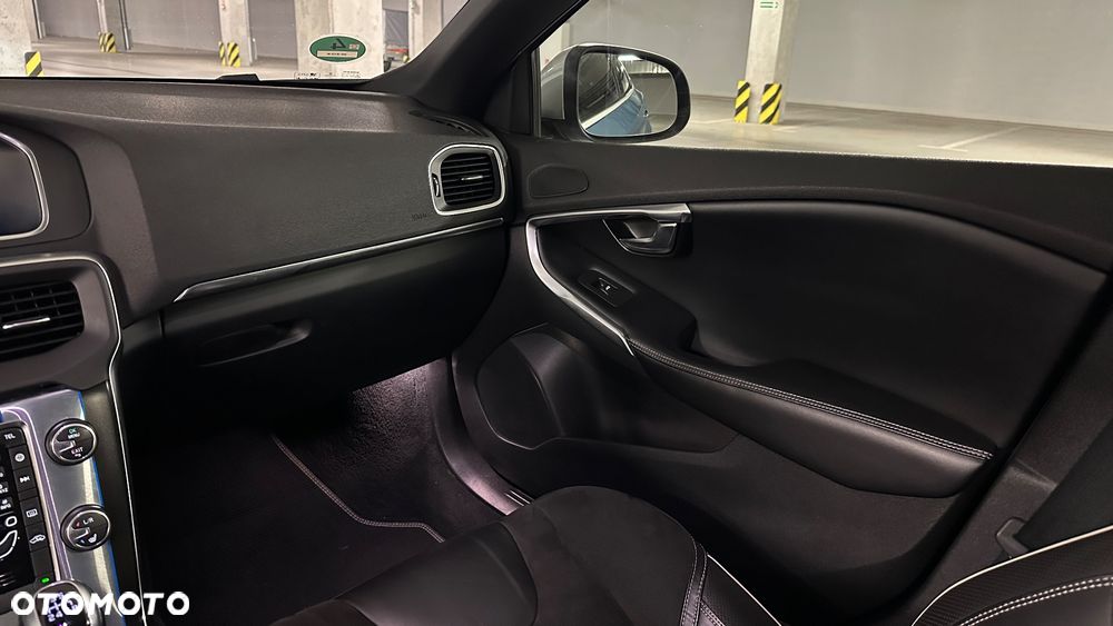 Volvo V40 D4 Drive-E R-Design Summum - 16