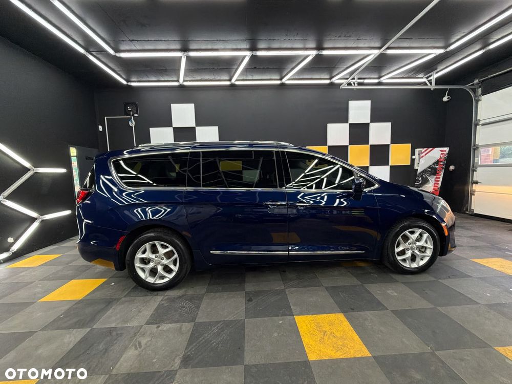 Chrysler Pacifica - 26