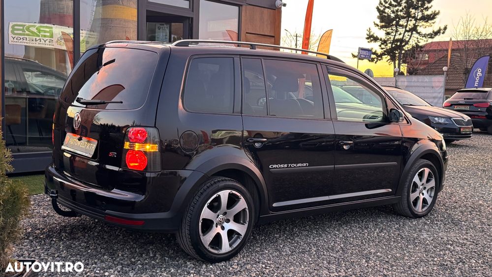 Volkswagen Touran 2.0 TDI DPF DSG Cross - 4