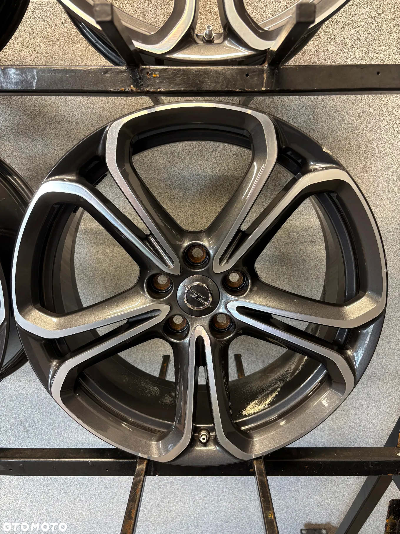 4 FELGI ALU. OPEL CORSA OPC,D,E,ADAM 18'' +TPMS 7,5J ET47  GM - 8