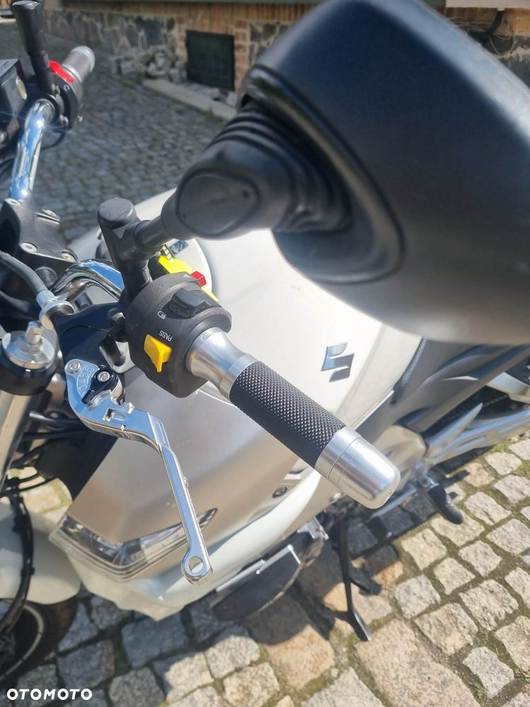 Suzuki GSR - 14