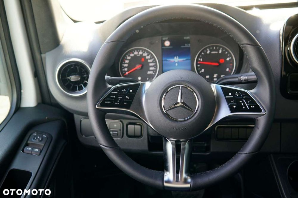 Mercedes-Benz Sprinter - 14