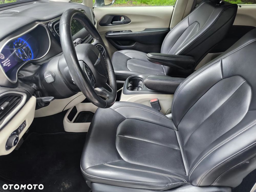 Chrysler Pacifica - 17