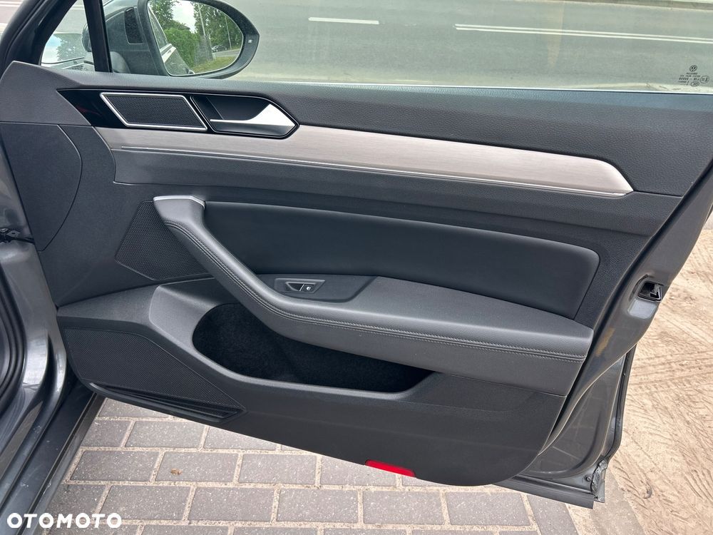 Volkswagen Passat 2.0 TDI SCR 4Motion DDG Highline - 23