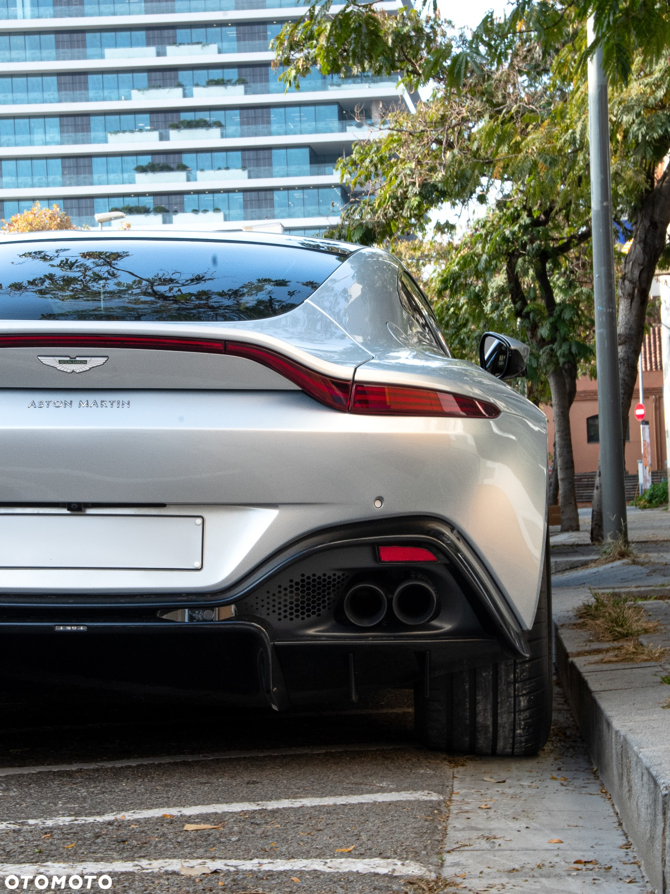 Aston Martin Vantage - 34