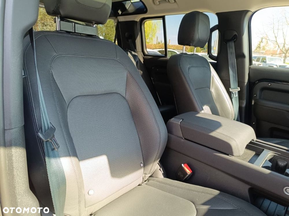 Land Rover Defender - 26