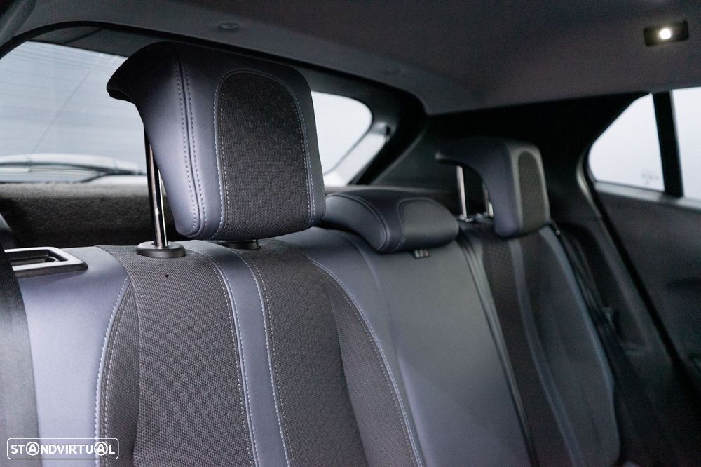 Peugeot 2008 1.2 PureTech Allure Pack EAT8 - 41