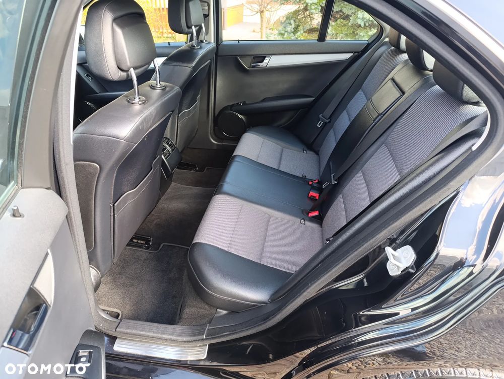 Mercedes-Benz Klasa C 180 CGI BlueEFFICIENCY Avantgarde - 10