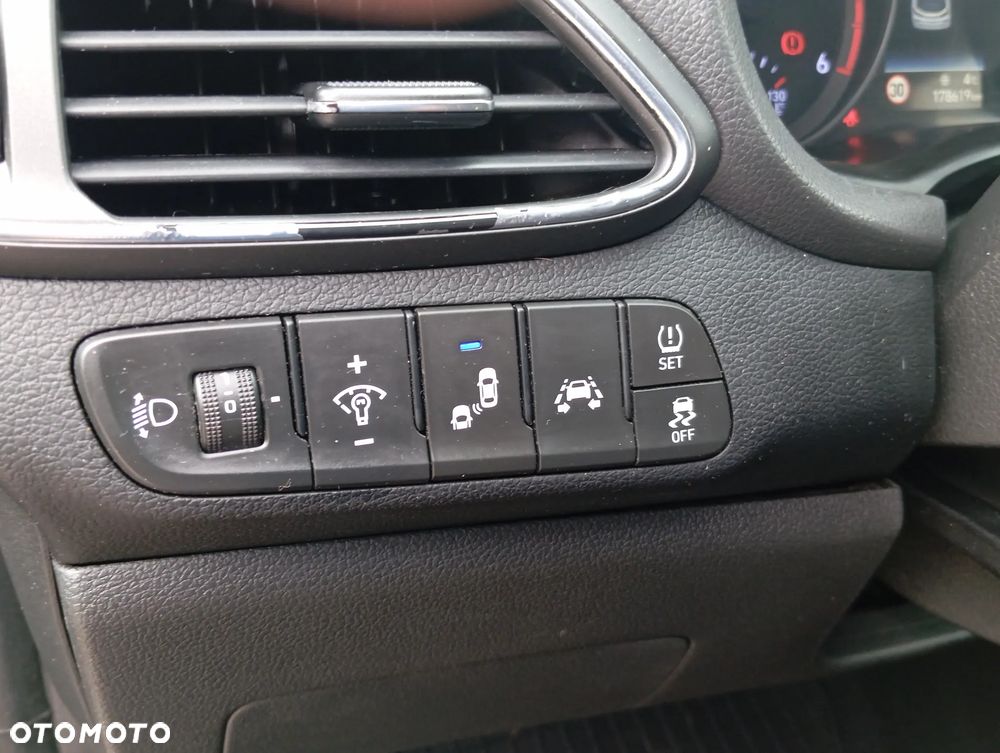 Hyundai i30 blue 1.6 CRDi Premium - 14