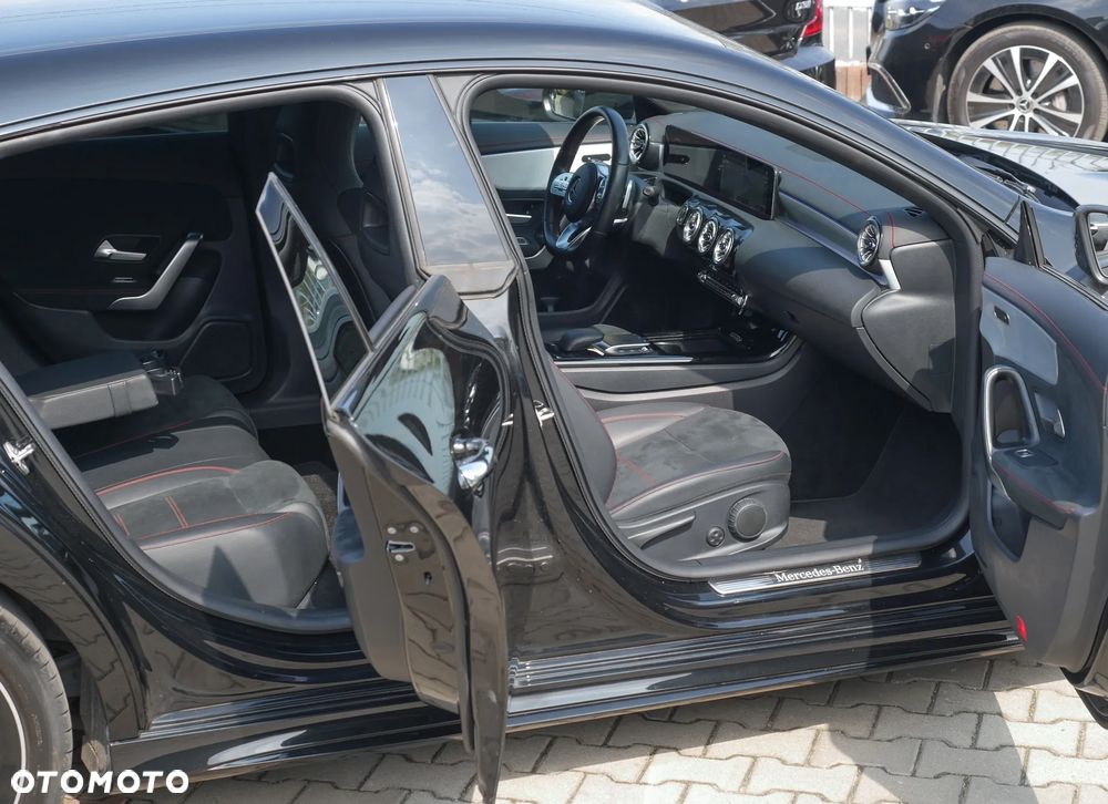 Mercedes-Benz CLA 180 7G-DCT AMG Line - 23