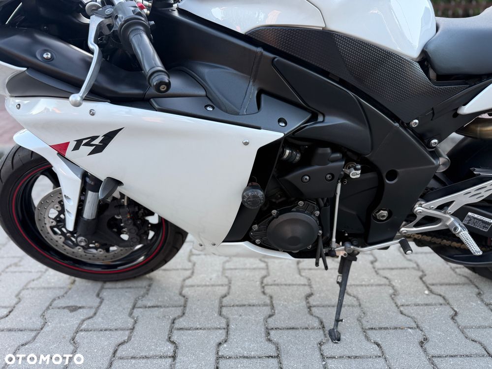 Yamaha R1 - 23