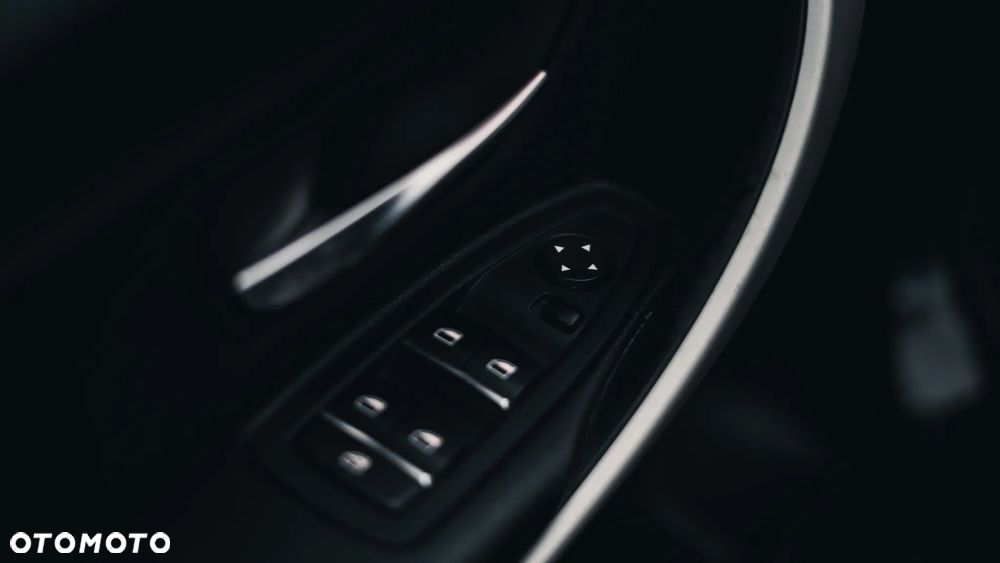 BMW Seria 3 320i GPF xDrive - 23