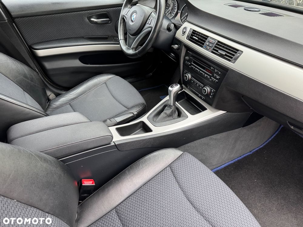 BMW Seria 3 320d DPF Touring - 26